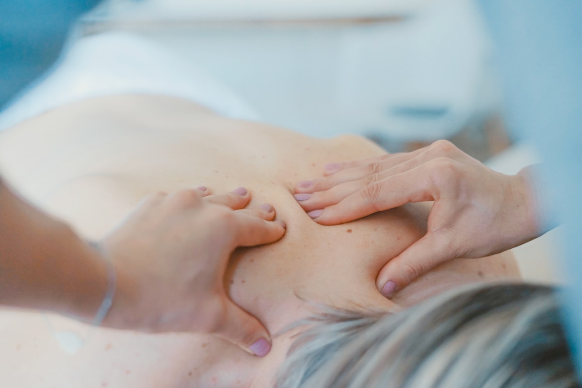 Şık spa salonunda profesyonel masaj bakımı